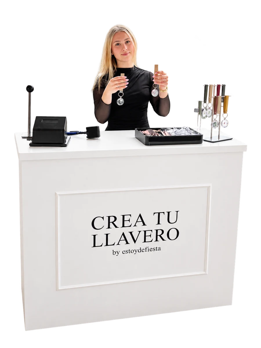 Azafata montando llaveros en el mostrador Crea tu llavero
